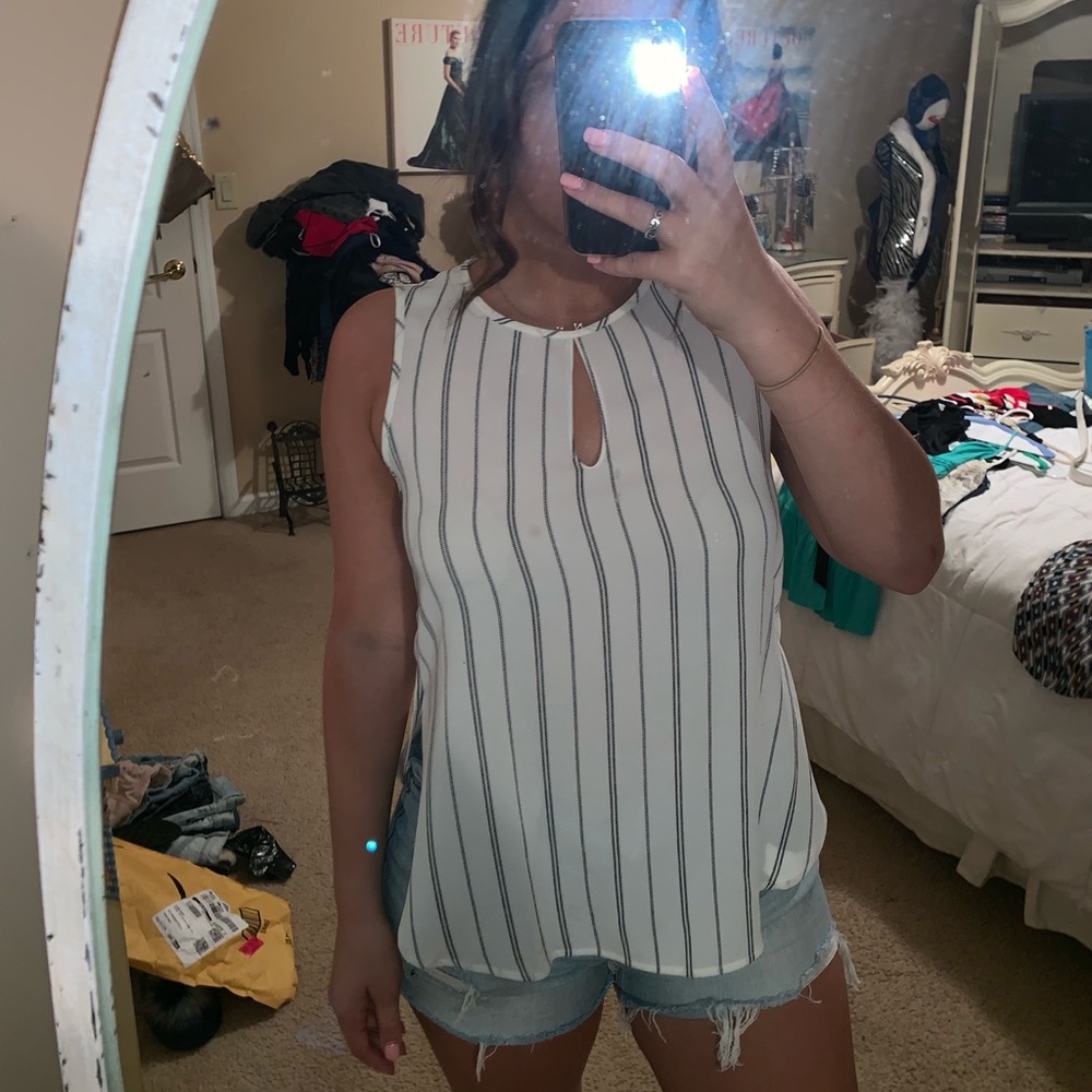 White stripped flowy tank! 🌸